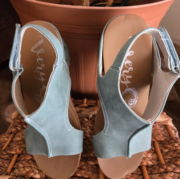 Very G ,Chic Torquoise Wedge Sandals Size 8 Great condition! - Picture 2 of 5